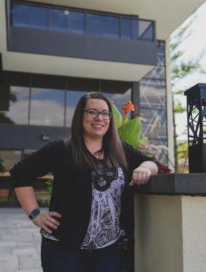 Mindy Parker ’17L, ’23C stands in front of Fred D. Brown Center on the Lincoln campus.